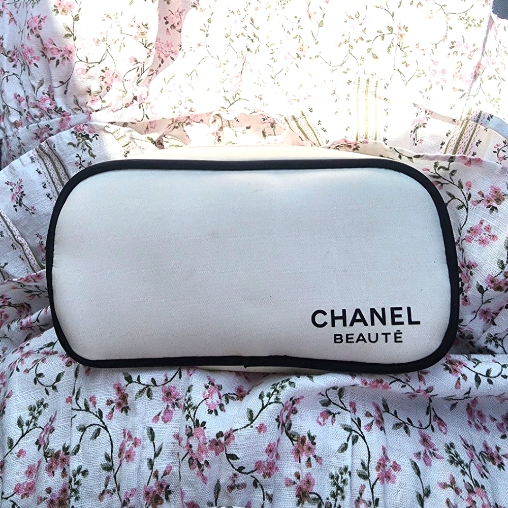 Chanel Beauté Vintage Cosmetic Makeup Bag Pouch